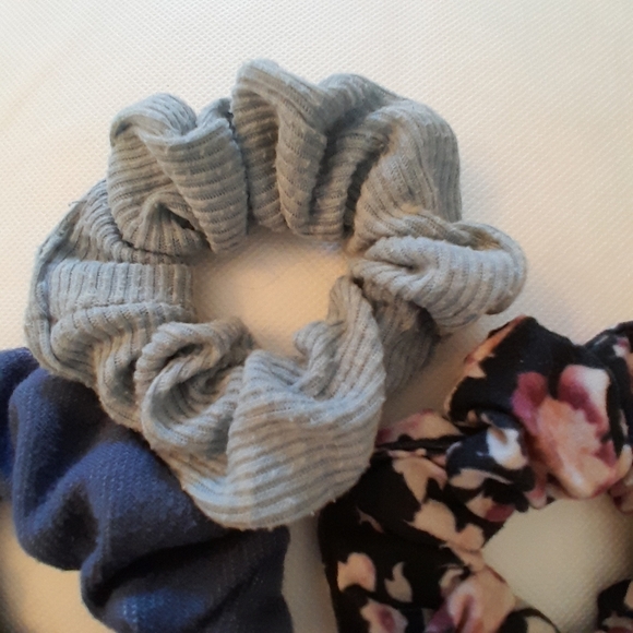 Free w/ Bundle: Assorted Scrunchies - Picture 7 of 11